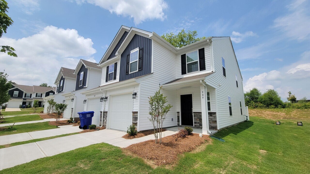 909 Powder Crk Dr in Reidville, SC - Building Photo