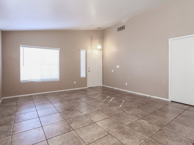 5516 Cloudy Glen St in North Las Vegas, NV - Foto de edificio - Building Photo