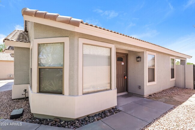 1815 E Hamel Way in Phoenix, AZ - Building Photo - Building Photo