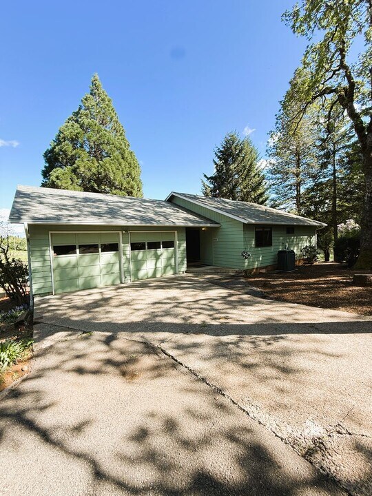 3956 Orchard Heights Rd NW in Salem, OR - Building Photo