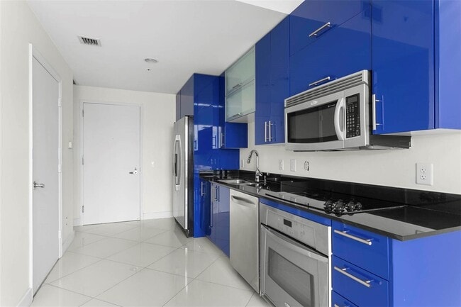 60 SW 13th St, Unit 3213 in Miami, FL - Foto de edificio - Building Photo