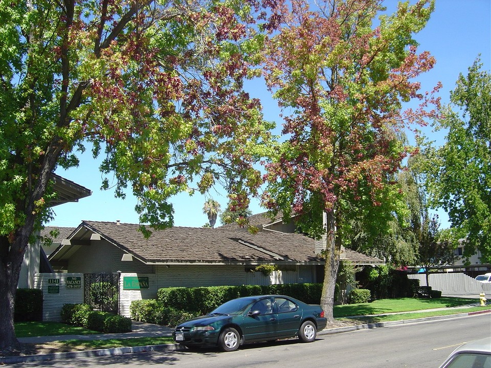 La Espana Apartments in Stockton, CA - Building Photo