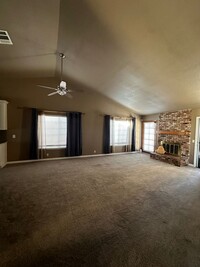 1045 N Oakwood Ct in Visalia, CA - Building Photo - Building Photo