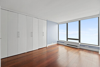 5445 N Sheridan Rd, Unit 1912 in Chicago, IL - Building Photo - Building Photo