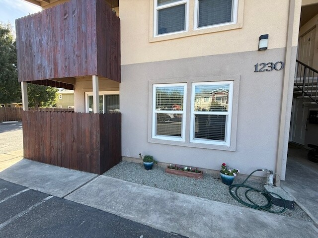 1230 W Sycamore St in Willows, CA - Foto de edificio