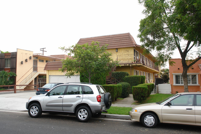 326 E Chestnut St in Glendale, CA - Foto de edificio - Building Photo