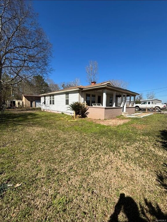 1329 Blackberry Rd in Deatsville, AL - Building Photo