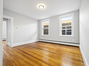 131 Cottage St, Unit #3 in Boston, MA - Foto de edificio - Building Photo