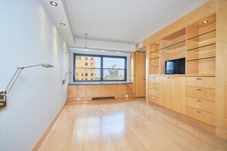 58 W 58th St in New York, NY - Building Photo - Building Photo