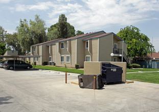 Whitley Gardens Apartments in Corcoran, CA - Foto de edificio - Building Photo