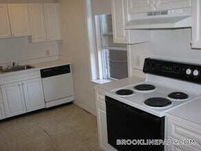 15 Green St, Unit 2 in Brookline, MA - Foto de edificio - Building Photo