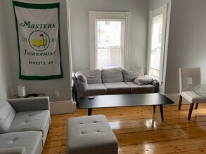 153 Chestnut St, Unit 1 in Waltham, MA - Foto de edificio - Building Photo