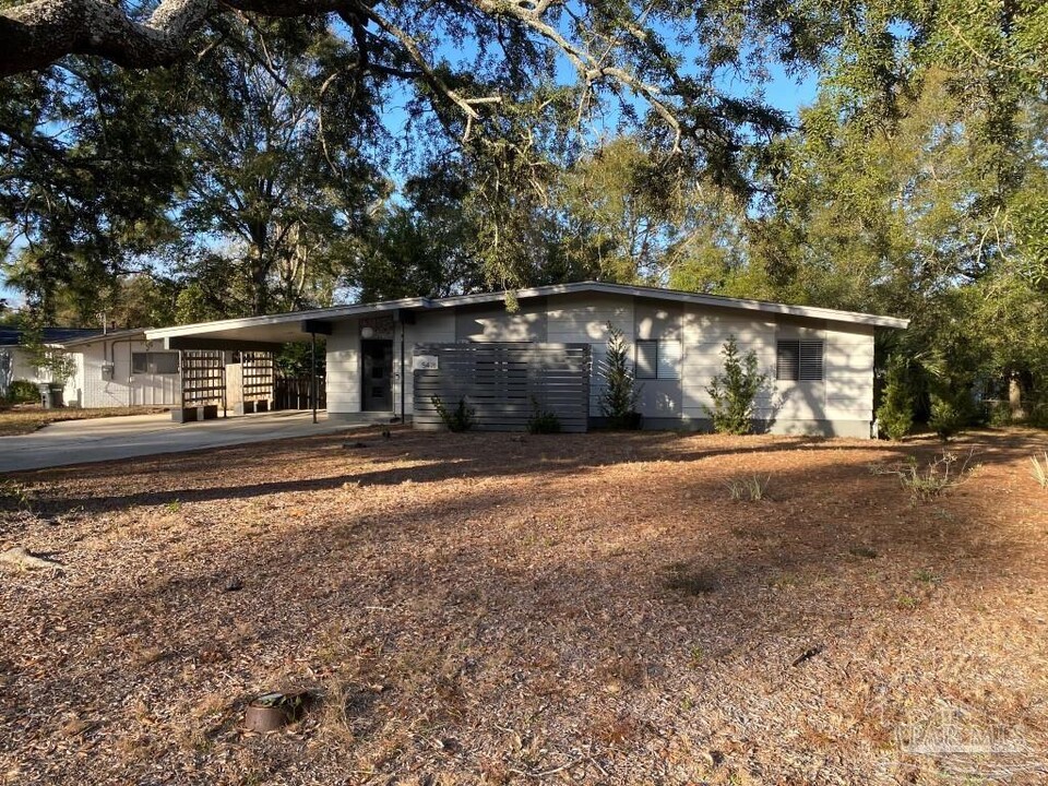 5418 Thornhill Rd in Pensacola, FL - Building Photo