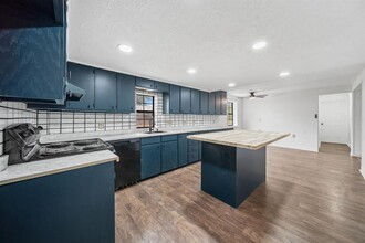 101 Dana Dr in Highlands, TX - Building Photo - Building Photo