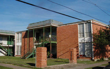 Fiesta Plaza Apartments in Houston, TX - Foto de edificio - Building Photo