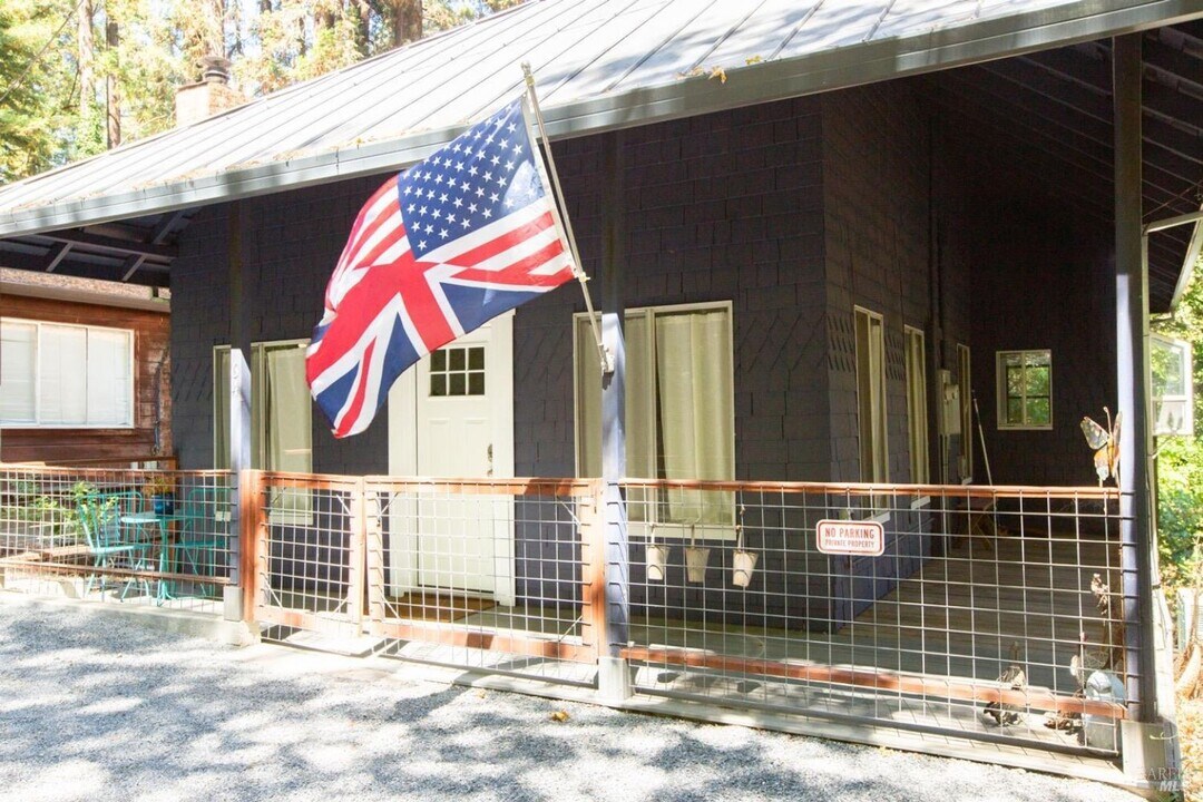 64 Front St in Camp Meeker, CA - Foto de edificio