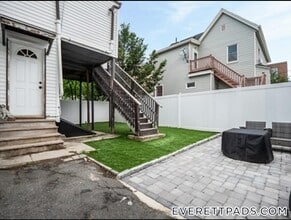 121 Hancock St, Unit 1 in Everett, MA - Building Photo - Building Photo