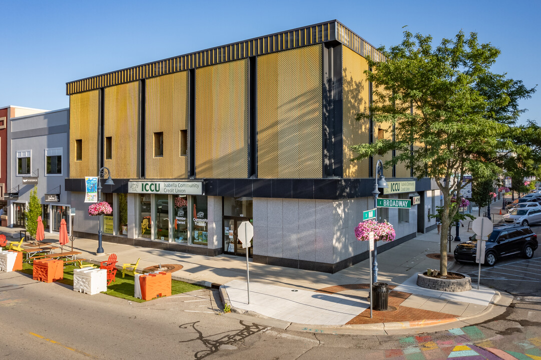100-102 E Broadway St in Mt. Pleasant, MI - Foto de edificio