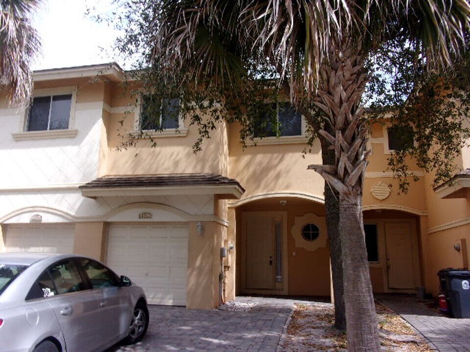 4312 Berkshire Wharf Dr in Lake Worth Beach, FL - Building Photo