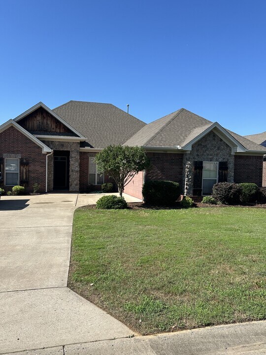 1300 Edge Valley Dr N in Conway, AR - Building Photo