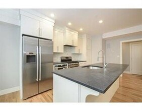 331 W Broadway in Boston, MA - Building Photo - Building Photo