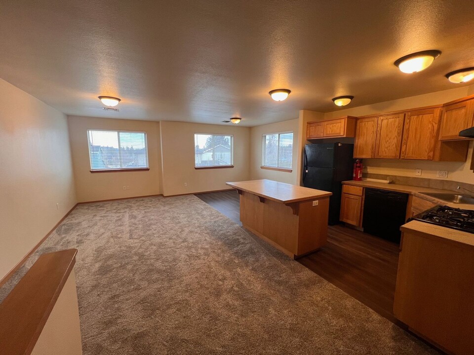 20074 Sally Ct in Bend, OR - Building Photo