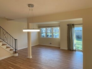 1702 Regents Ct in Hillsborough, NJ - Foto de edificio - Building Photo
