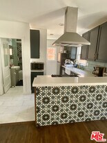 534 W 10th St in Long Beach, CA - Building Photo