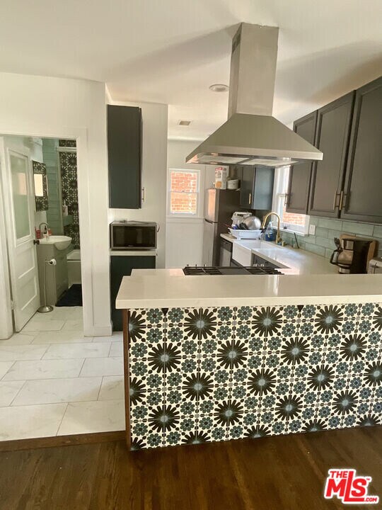 534 W 10th St in Long Beach, CA - Building Photo