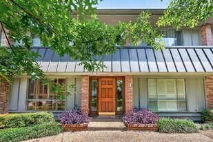 6470 Bayou Glen Rd in Houston, TX - Building Photo