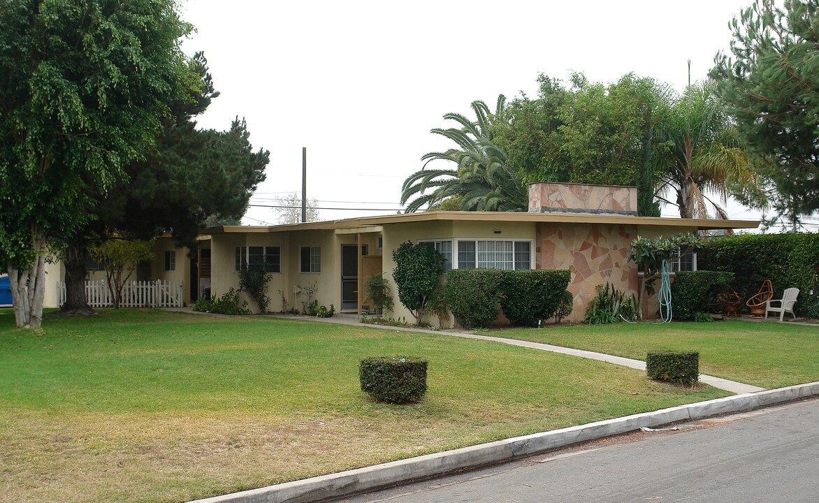 9882-9892 Belfast Dr in Garden Grove, CA - Foto de edificio