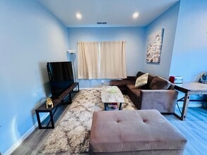 663 1st Ln, Unit B in South San Francisco, CA - Foto de edificio - Building Photo