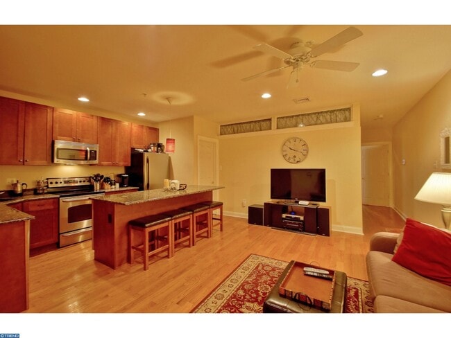 6 S Strawberry St, Unit 3 in Philadelphia, PA - Foto de edificio - Building Photo
