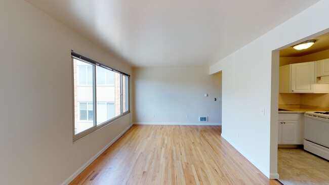 Twin Birches Apartments in Seattle, WA - Building Photo - Building Photo