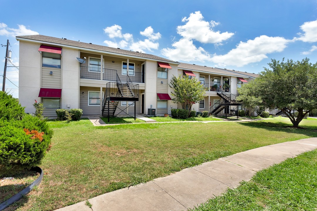 Lynridge Apartments in Austin, TX - Building Photo