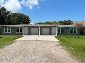 2110 14th Ave N in Texas City, TX - Building Photo