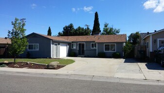 2415 Harvard Ave in Clovis, CA - Building Photo