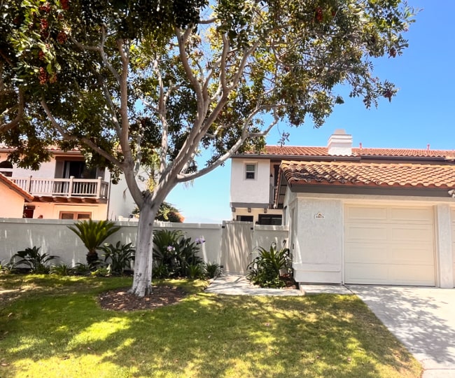 6813 Briarwood Dr in Carlsbad, CA - Foto de edificio - Building Photo