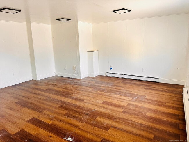1295 E Main St in Waterbury, CT - Building Photo - Building Photo