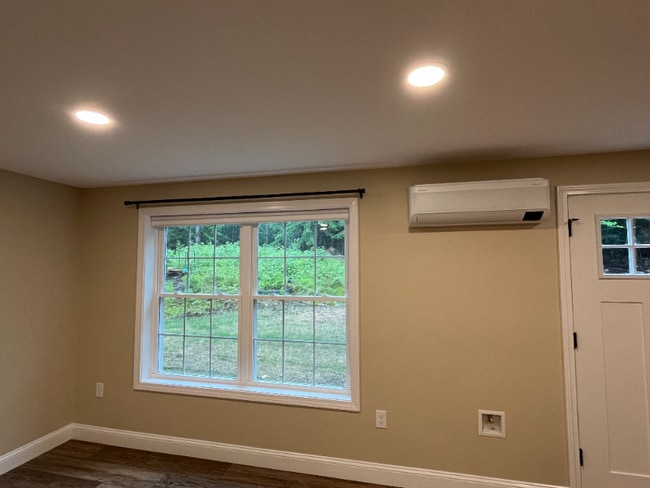 579 Penney Rd in New Gloucester, ME - Foto de edificio - Building Photo