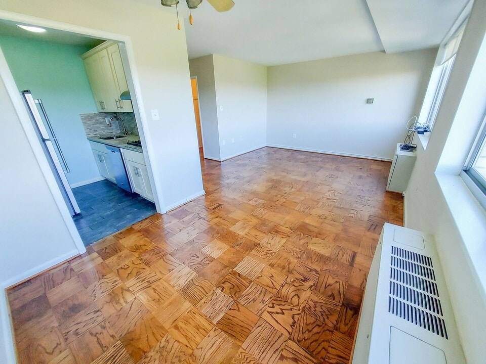 10401 Grosvenor Ln in Rockville, MD - Building Photo