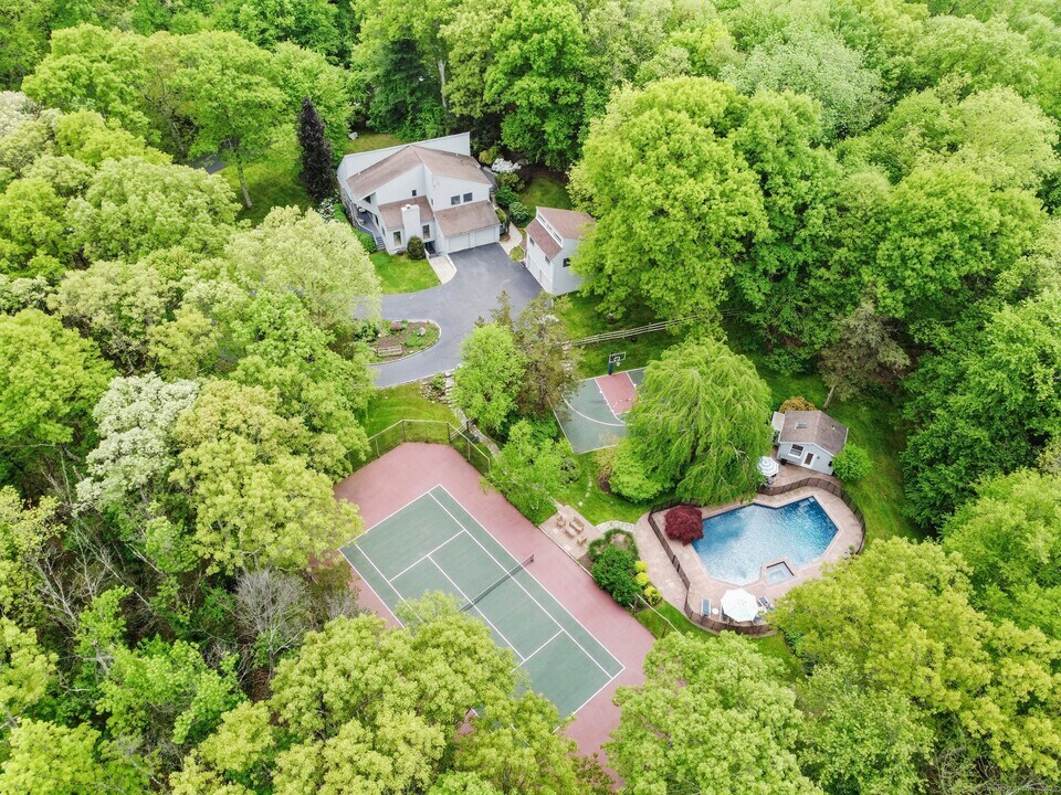 7 White Oak Ln in Weston, CT - Building Photo