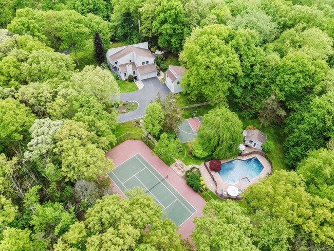 property at 7 White Oak Ln