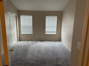 1006 Hartford Village Blvd in Columbus, OH - Building Photo - Building Photo