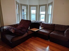 132 George St, Unit #2 in Medford, MA - Foto de edificio - Building Photo