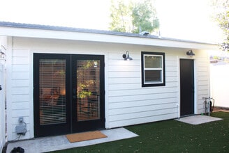 2147 S Orange Dr in Los Angeles, CA - Building Photo - Building Photo