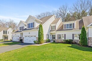 38 Brighton Park Way in Bloomfield, CT - Building Photo