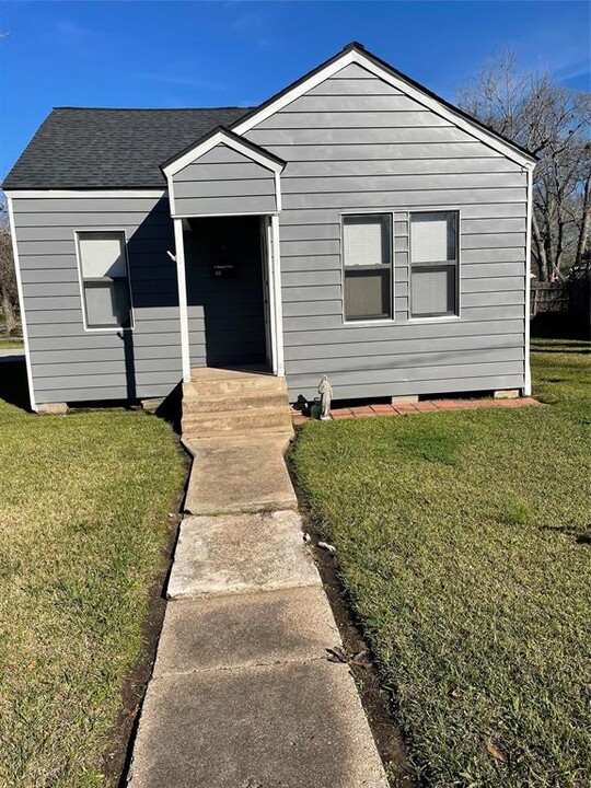 705 Cincinnati St in Angleton, TX - Foto de edificio