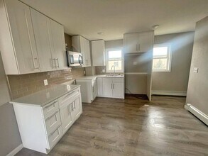 2254 S Riverside Dr in Iowa City, IA - Building Photo - Building Photo