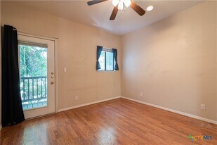 310 Pat Garrison St in San Marcos, TX - Building Photo